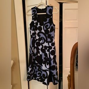 EUC Ann Taylor V neck sleeveless pattern dress size 4